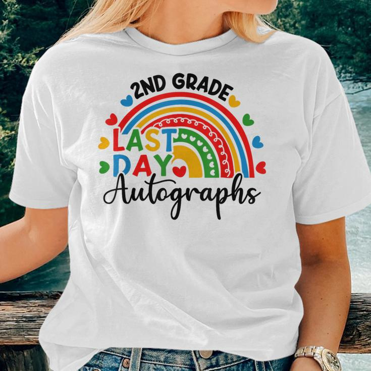 2023 Last Day Autograph School 2Nd Grade Rainbow Graduation Women T-shirt Gifts for Her