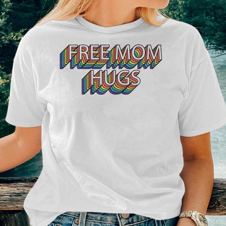 Free Mom Hugs Pride Retro Vintage Lgbt Pride Month Mothers Women T-shirt Gifts for Her