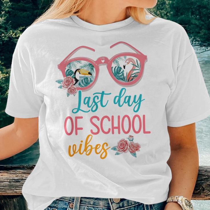 Hello Summer Floral Flamingo Happy Last Day Of School Vibes Women T-shirt Gifts for Her