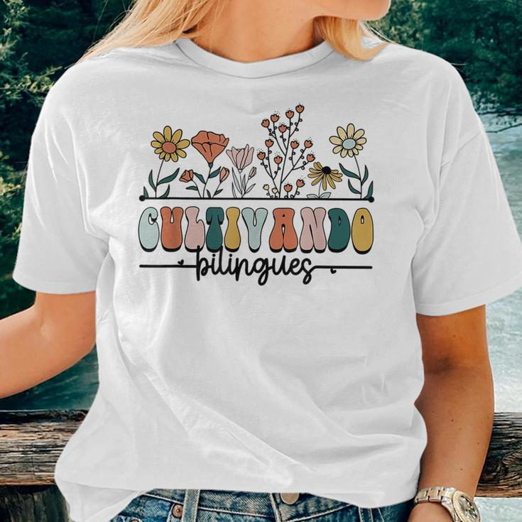 Maestra Wild Flowers Cultivando Bilingues Spanish Teacher Women T-shirt Gifts for Her