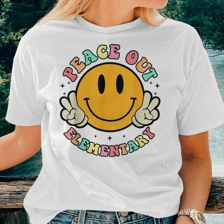 Peace Out Elementary Teacher Kids Retro Last Day Of School Women T-shirt Gifts for Her