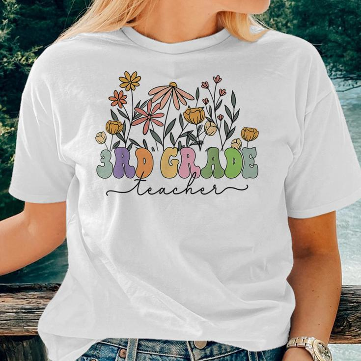 Retro 3Rd Grade Teacher Daisy Flower Colorful Back To School Women T-shirt Gifts for Her