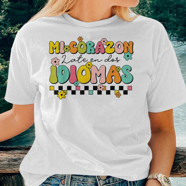 Retro Mi Corazon Late En Dos Idiomas Groovy Spanish Teacher Women T-shirt Gifts for Her