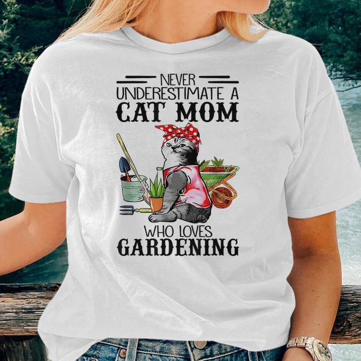 Never Underestimate A Cat Mom Who Loves Gardening For Mom Women T-shirt Gifts for Her