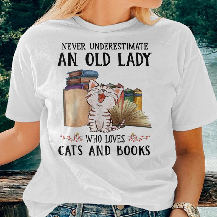 Never Underestimate An Old Lady Who Loves Cats And Books Women T-shirt Gifts for Her