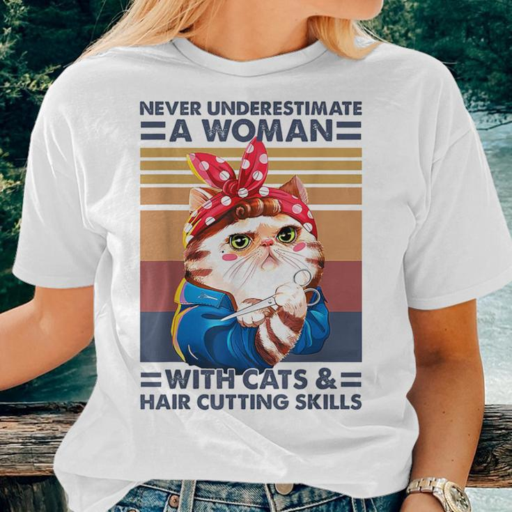 Never Underestimate A Woman With Cats And Hair Cutting Women T-shirt Gifts for Her