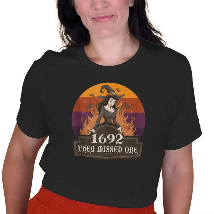 1692 They Missed One Salem Halloween Retro Vintage Old Women T-shirt