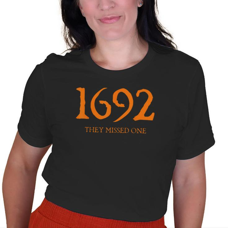 Vintage 1692 They Missed One Witch Salem 1692 Halloween Old Women T-shirt