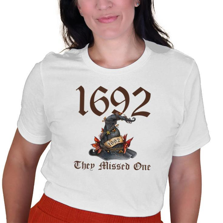 Retro Vintage Salem 1692 They Missed One Floral Witch Hat Old Women T-shirt