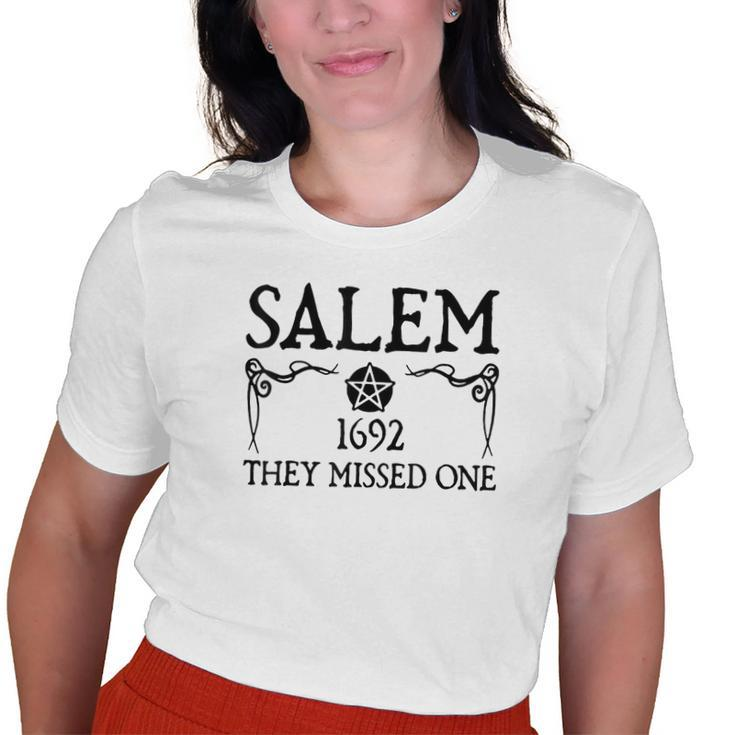 Vintage Halloween Costume Salem 1692 They Missed One Old Women T-shirt