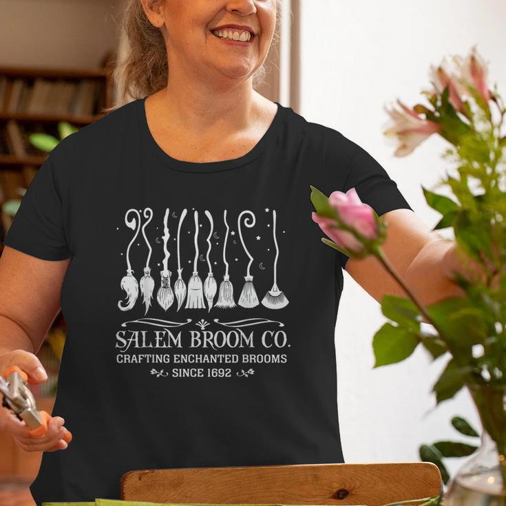 Retro Vintage Salem Broom Co 1692 They Missed One Old Women T-shirt Gifts for Old Women