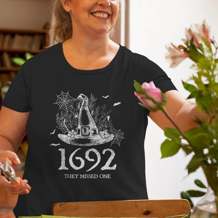 Vintage Witch Halloween Salem 1692 They Missed One Old Women T-shirt Gifts for Old Women