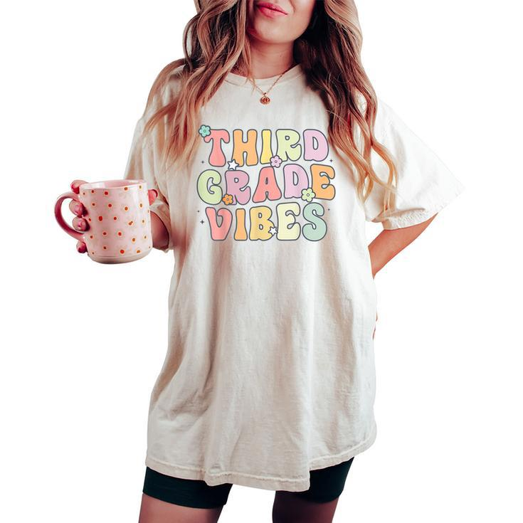 Third Grade Vibes Retro 3Rd Grade Teacher 1St Day Of School Women's Oversized Comfort T-shirt