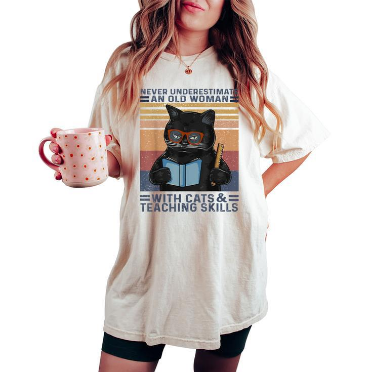 Never Underestimate An Old Woman With Cats & Teaching Skills Women's Oversized Comfort T-shirt