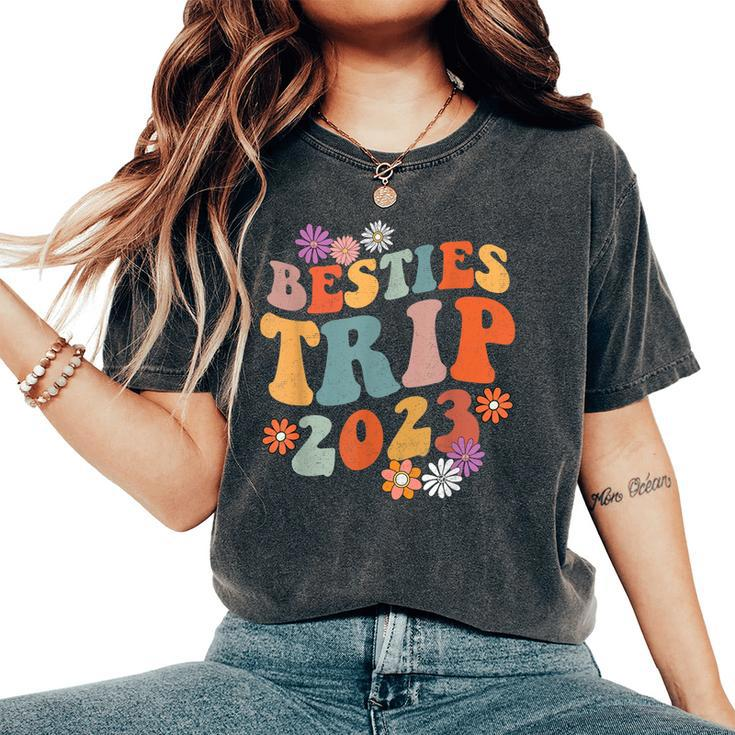 Besties Trip 2023 Retro Hippie Groovy Squad Party Vacation Women's Oversized Comfort T-shirt
