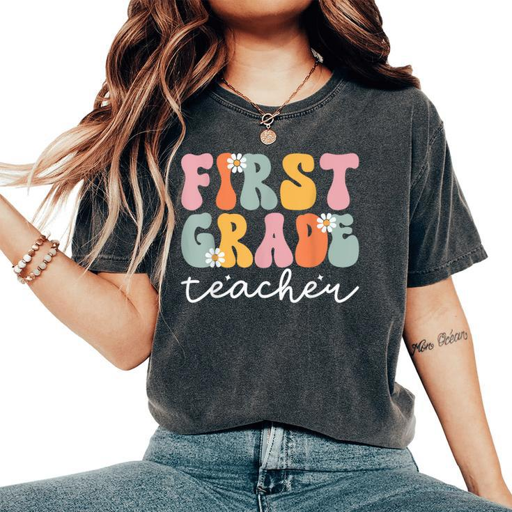 Groovy First Grade Teacher Retro 1St Day Of School Teacher Women's Oversized Comfort T-Shirt