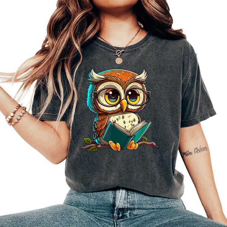 Kawaii Owl Reads Book Reading Bookworm Library Book Women's Oversized Comfort T-Shirt