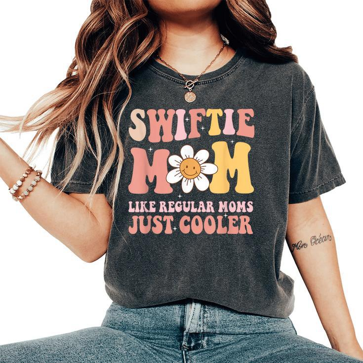 Retro Groovy It's Me Hi I'm The Cool Mom It's Me Women's Oversized Comfort T-Shirt