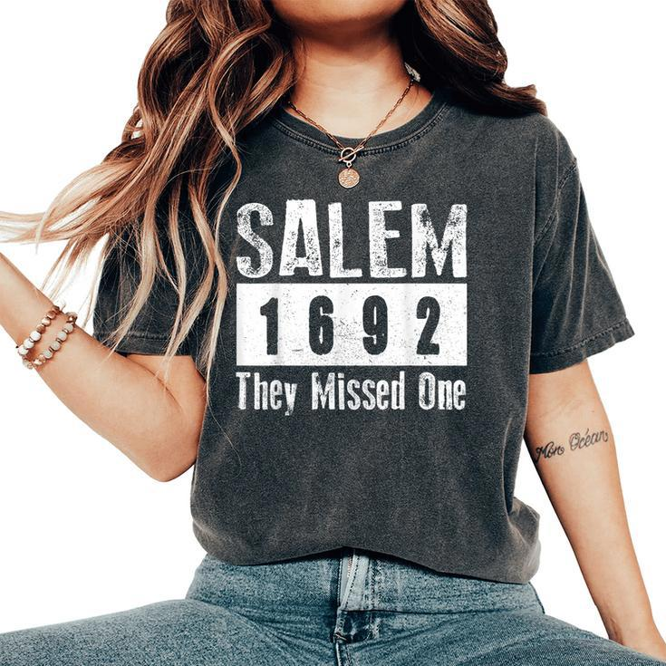 Salem 1692 They Missed One Retro Vintage Witches History Women's Oversized Comfort T-Shirt