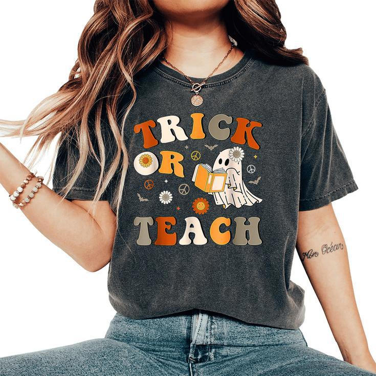 Trick Or Teach Groovy Halloween Retro Floral Ghost Teacher Women's Oversized Comfort T-Shirt