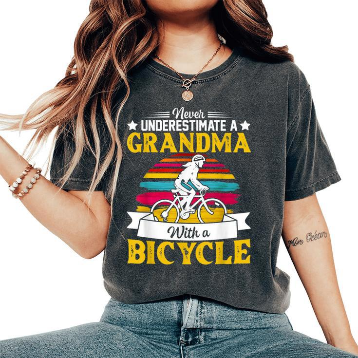 Never Underestimate A Grandma With A Bicycle Vintage Women's Oversized Comfort T-Shirt