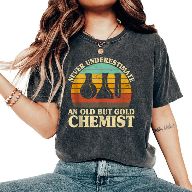 Never Underestimate An Old Chemist Nerdy Chemistry Teacher Women's Oversized Comfort T-Shirt