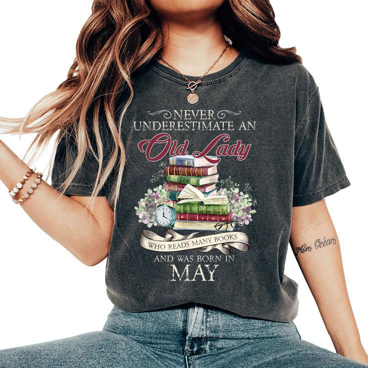 Never Underestimate An Old Lady Reads Many Books And Was Bor Women's Oversized Comfort T-Shirt