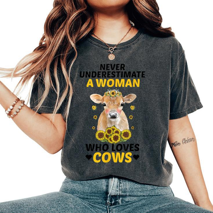 Never Underestimate A Woman Who Loves Cows Farming Lover Women's Oversized Comfort T-Shirt
