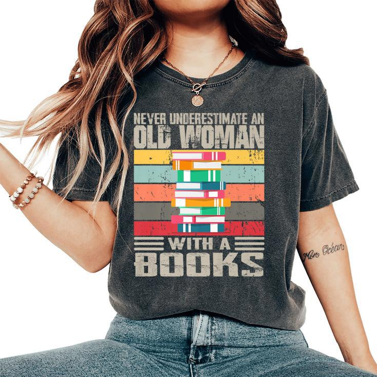 Vintage Never Underestimate An Old Woman With Books Lovers Women's Oversized Comfort T-Shirt