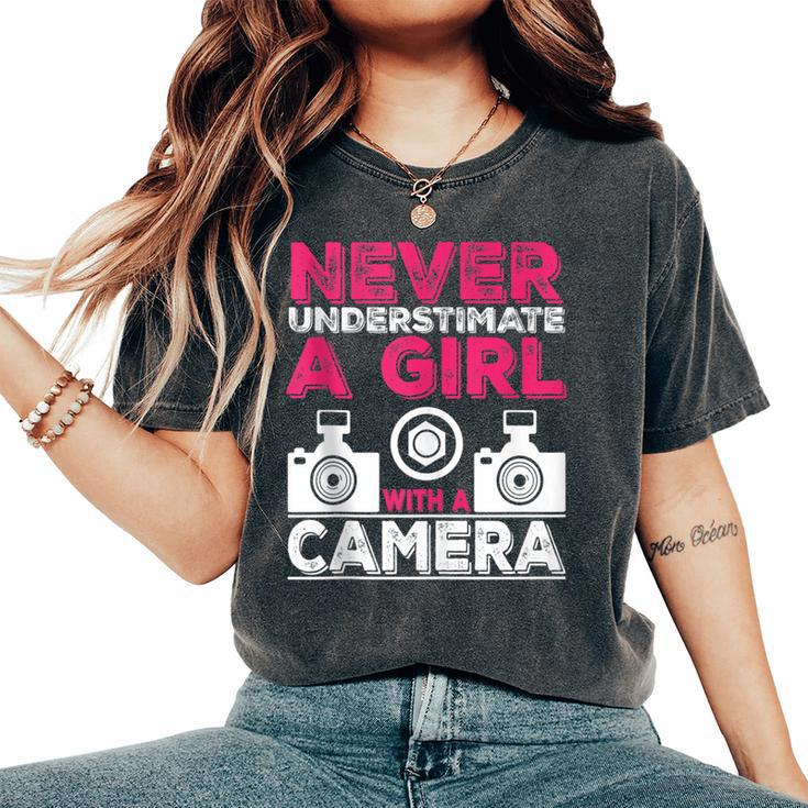 Never Underestimate A Girl With A Camera Girl Photographer Women's Oversized Comfort T-Shirt