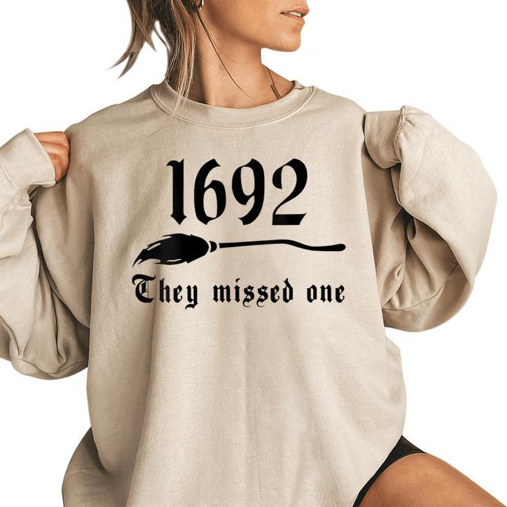 Vintage Salem Witches 1692 They Missed One Halloween Women's Oversized Sweatshirt