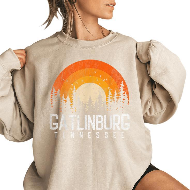 Gatlinburg Tennessee Tn  Retro Style Vintage 80S Gift  80S Vintage Designs Funny Gifts Women Oversized Sweatshirt