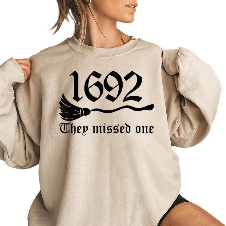 Retro Salem Massachusetts 1692 They Missed One Vintage Retro Women's Oversized Sweatshirt