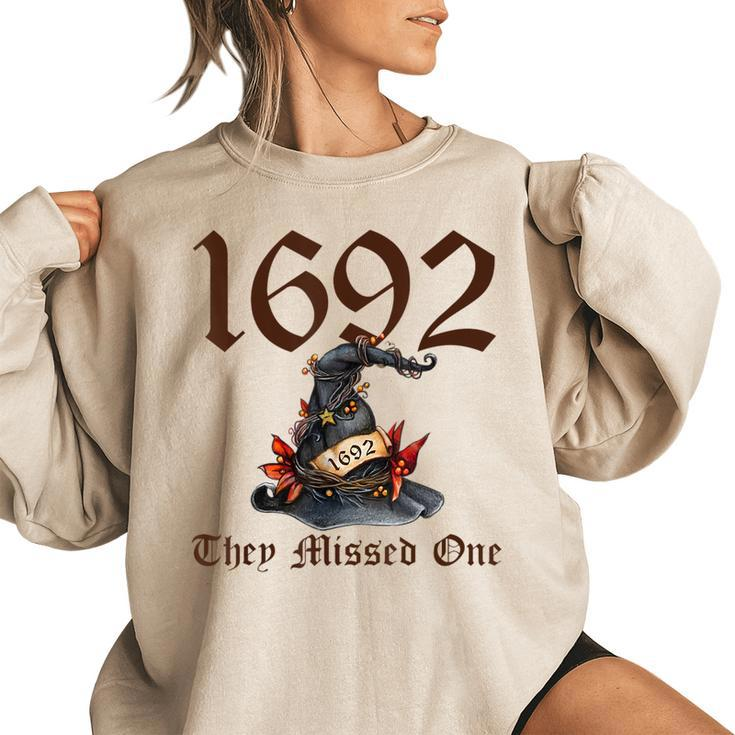 Retro Vintage Salem 1692 They Missed One Floral Witch Hat Women's Oversized Sweatshirt