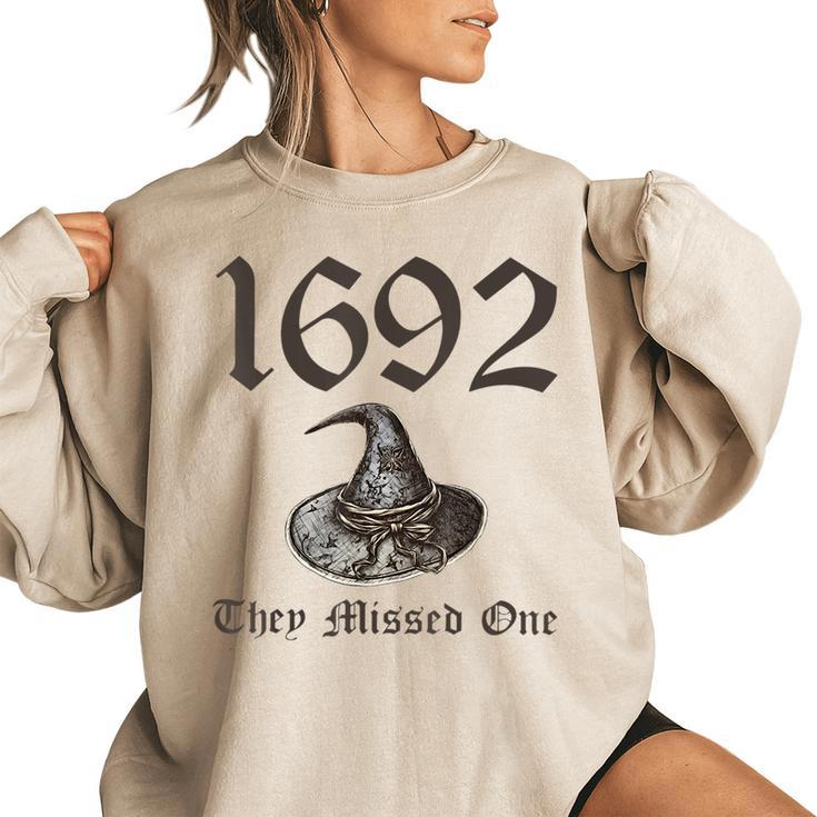 Salem 1692 They Missed One Halloween Costume Vintage Women's Oversized Sweatshirt