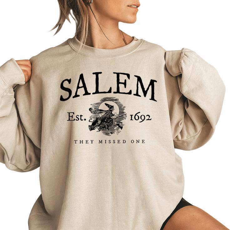 Vintage Halloween Witch Salem 1692 They Missed One Women's Oversized Sweatshirt