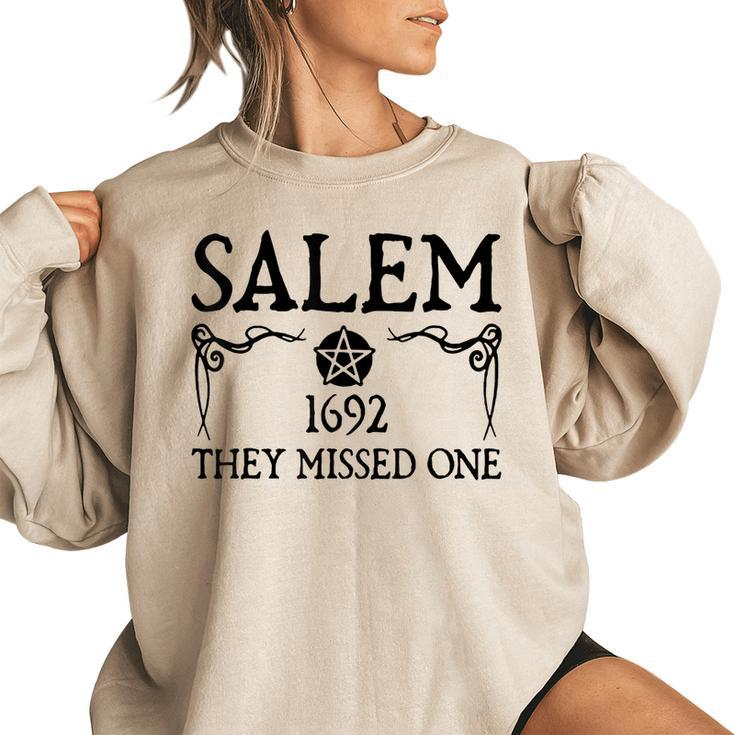 Vintage Halloween Costume Salem 1692 They Missed One Women's Oversized Sweatshirt