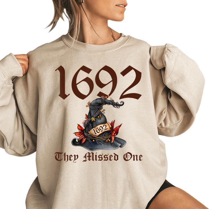 Vintage Salem 1692 They Missed One Witch Halloween Women's Oversized Sweatshirt