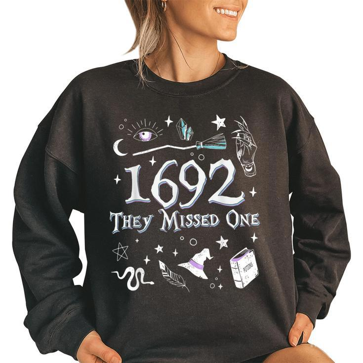 Retro Vintage Witchcarfts Salem 1692 They Missed One Women's Oversized Sweatshirt