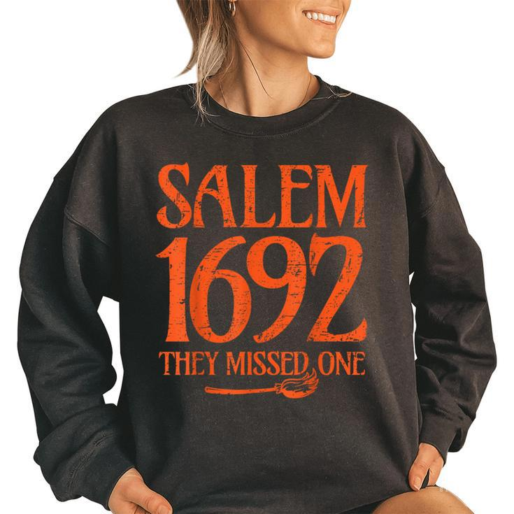 Salem 1692 They Missed One Witch Halloween Vintage Women's Oversized Sweatshirt