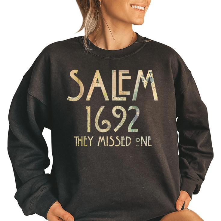Salem Witch 1692 They Missed One Vintage Halloween Women's Oversized Sweatshirt