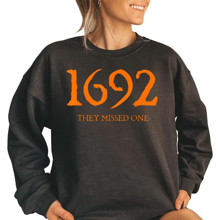 Vintage 1692 They Missed One Witch Salem 1692 Halloween Women's Oversized Sweatshirt