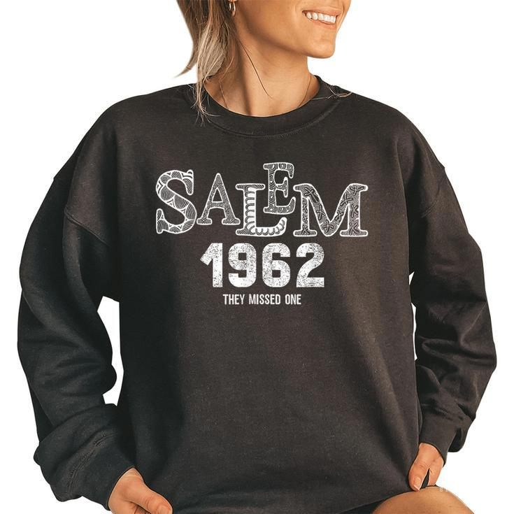 Vintage Salem 1692 They Missed One Halloween Outfit Family Women's Oversized Sweatshirt