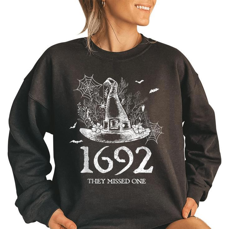 Vintage Witch Halloween Salem 1692 They Missed One Women's Oversized Sweatshirt