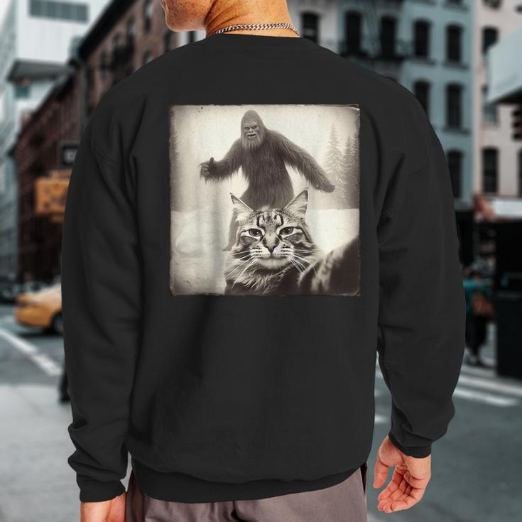 Selfie Cat Finds Bigfoot Sasquatch Cat Bigfoot Photo Sweatshirt Back Print
