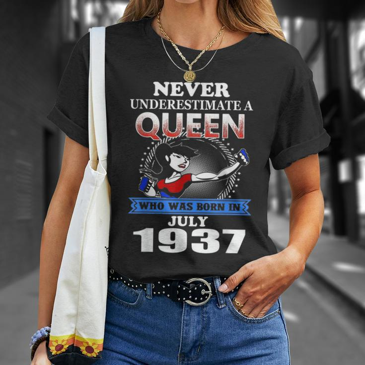 Never Underestimate A Queen Born In July 1937 T-Shirt Gifts for Her
