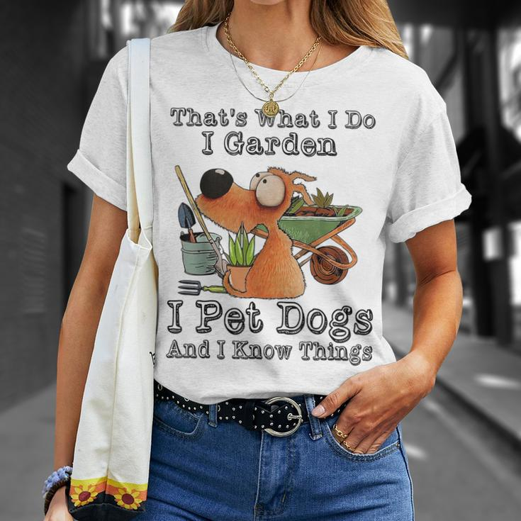 Thats What I Do I Garden I Pet Dogs And I Know Things T-shirt Gifts for Her