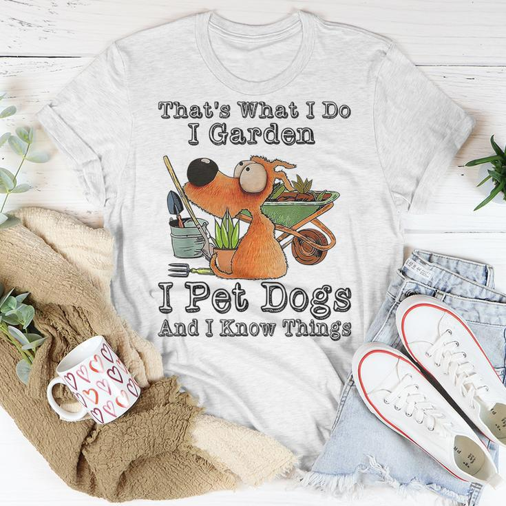 That's What I Do I Garden I Pet Dogs And I Know Things T-Shirt Funny Gifts