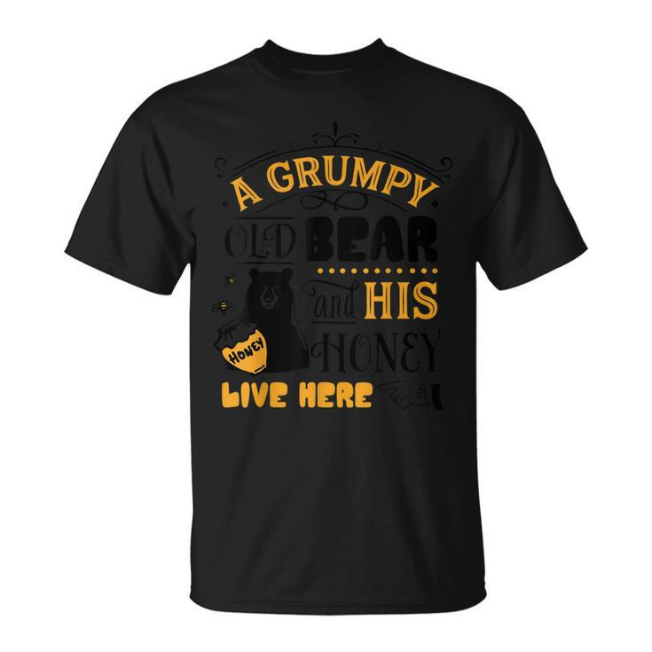 Grumpy Old Bear & His Honey Live Here Family Bday Xmas Gift  Unisex T-Shirt