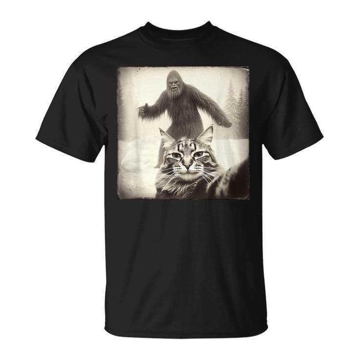 Selfie Cat Finds Bigfoot Sasquatch Cat Bigfoot Photo T-Shirt